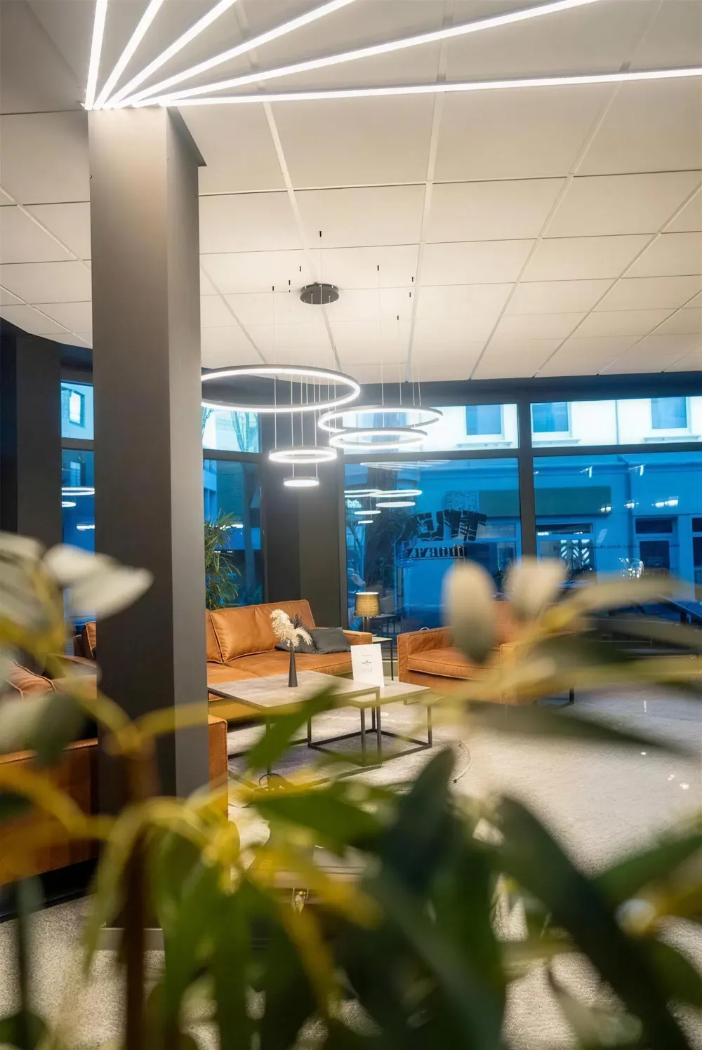 Lounge mit Ledersofas und Ringleuchten
